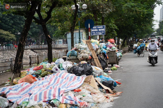 Hà Nội: Rác thải ùn ứ khắp mọi ngóc ngách, chất cao thành đống