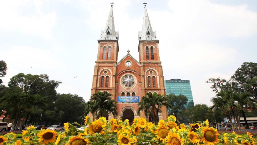 Tại trung tâm quận 1 của thành phố Hồ Chí Minh, nhà thờ Đức Bà Notre-Dame tọa lạc giữa vườn hoa hướng dương. Công trình này được thực dân Pháp xây dựng từ năm 1863-1880, mang phong cách kiến trúc Roman cải biên và những ngọn tháp ấn tượng gợi nhớ lại nhà thờ lớn ở Paris. Hiện tại công trình này đang được tân trang và dự kiến mở lại cho khách du lịch trong năm 2019.