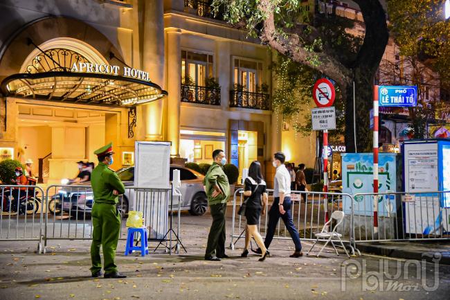 Trong ngày đầu hoạt động, chính quyền quận Hoàn Kiếm đã triển khai nhiều biện pháp để bảo đảm công tác phòng, chống dịch Covid-19, tạo một không gian vui chơi an toàn cho người dân dịp cuối tuần.