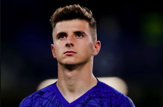   Mason Mount (Anh) có dáng vẻ thư sinh kết hợp với nụ cười hiền lành. Anh từng được The Sun chọn vào top 10 cầu thủ đẹp trai nhất giải Ngoại Hạng ở thời điểm hiện tại.   