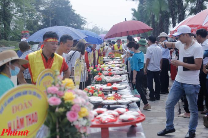         Bánh giầy được mang lên bàn trưng bày để ban giáo khảo chấm điểm        