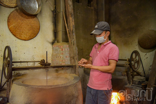 Quá trình rang phải xem kiểm tra liên tục, thường thợ làm cốm thường đặt vài hạt cốm lên một miếng gỗ, lấy ngón tay cái miết mạnh lên từng hạt thóc.