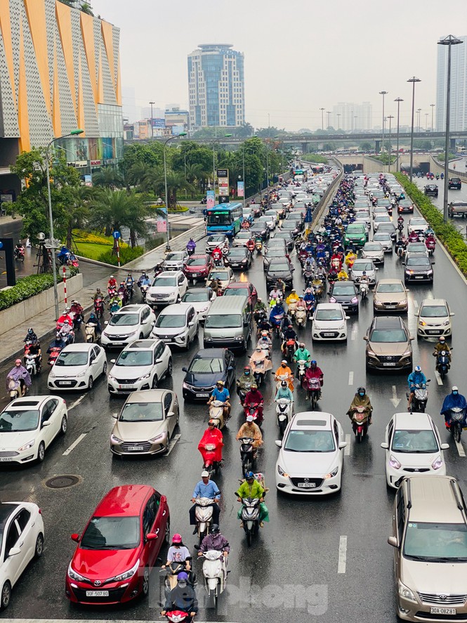 Đầu tuần dân công sở Hà Nội khổ sở vượt mưa gió, ùn tắc kéo dài