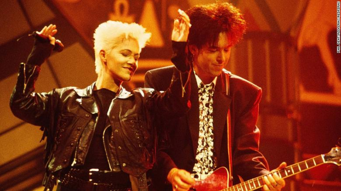 Marie Fredriksson và Per Gessle of Roxette biểu diễn trên sân khấu ở London tháng 11/1990