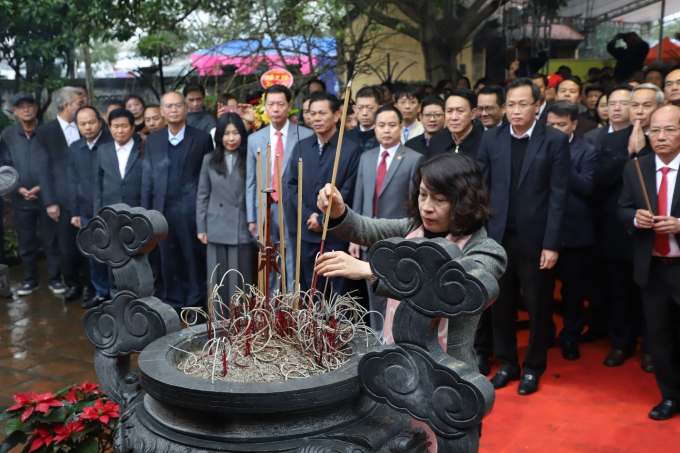 Thứ trưởng Bộ Y tế Nguyễn Thị Liên Hương thành kính dâng hương Đại danh y Hải Thượng Lãn Ông Lê Hữu Trác