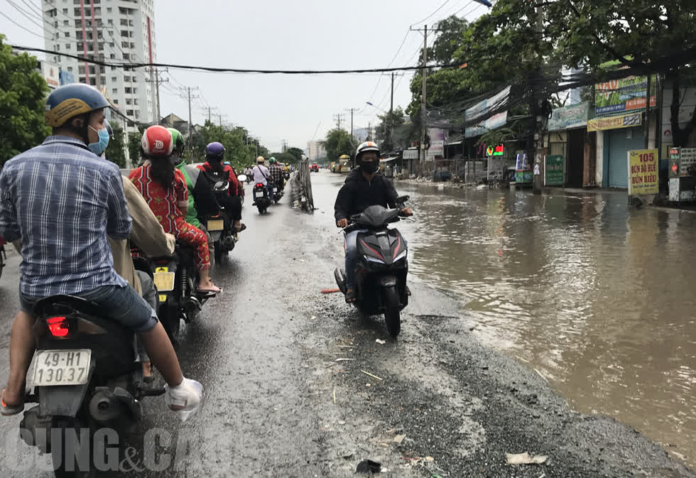 Nhiều tuyến đường tại khu Đông xuống cấp, ngập nước. Ảnh: Đường Lương Định Của, đoạn giao với khu vực đường Trần Não, Mai Chí Thọ (quận 2).