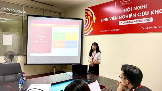 Thanh Thúy thuyết trình trước các thầy cô giáo tại Hội nghị Sinh viên NCKH năm 2023, phân ban Ngoại ngữ