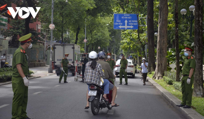 Chốt kiểm soát trên đường Nam Kỳ Khởi Nghĩa (Quận 1). Khu vực này ghi nhận nhiều người dân chở con nhỏ đi vào Bệnh viện Nhi Đồng 1