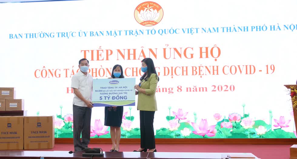 Lãnh đạo Sở Y tế và Mặt trận Tổ quốc TP.Hà Nội tiếp nhận 50.000 bộ lấy mẫu xét nghiệm COVID-19, tương đương 5 tỷ đồng từ đại diện Vinamilk