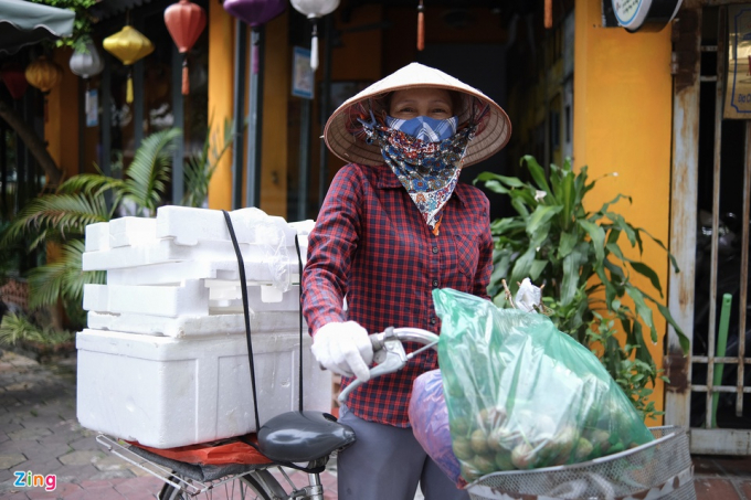           Nhiều người đi ngang qua quan tâm đến hoạt động song ban đầu còn e dè, khi được các thành viên trong nhóm thiện nguyện giải thích, họ vui vẻ đến lấy một túi vải và dành lời khen ngợi. 