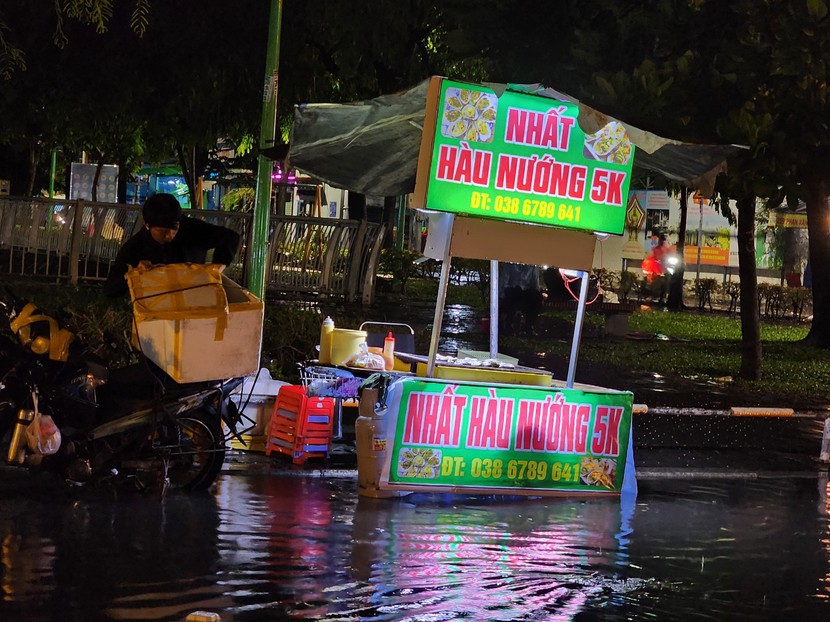 Mưa lớn kéo dài, nhiều tuyến đường TP.HCM chìm trong biển nước - Ảnh 4.