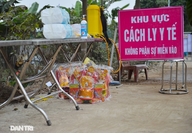   Các bộ đồ mũ mão vàng mã dành cho việc cúng ông Táo về trời được tập trung ở hàng rào khu cách ly.  