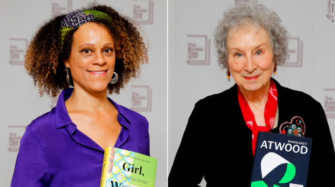 Bernardine Evaristo (trái) và Margaret Atwood cùng đoạt giải Booker Prize 2019 (Ảnh: CNN)