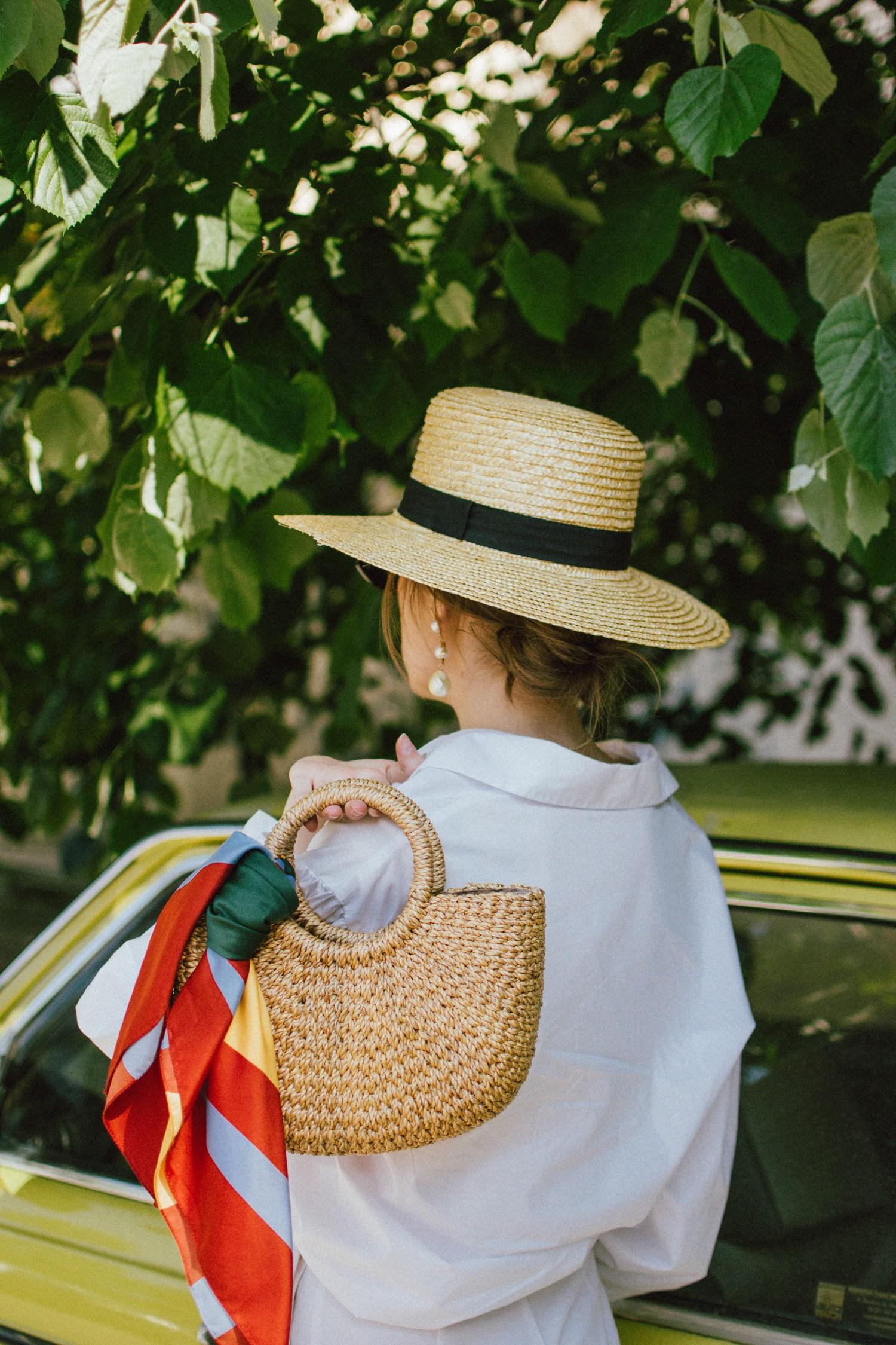 Street style mùa Hè với túi cói đi biển