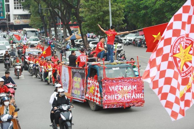 Nhiều phương tiện khác nhau cùng tham gia vào đoàn diễu hành/ Ảnh: Tiền Phong