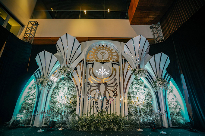 Khu vực photobooth được thiết kế giống tòa lâu đài trên không với những vật liệu trang trí cao cấp. Êkip sử dụng hoa hồng trắng để kiến tạo nên không gian như 'chốn bồng lai tiên cảnh', phù hợp với sở thích của cô dâu Minh Anh.