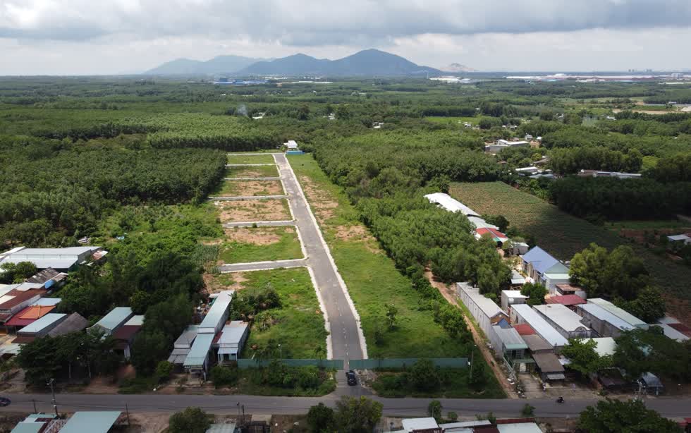 Một khu đất trồng cây lâu năm được làm hạ tầng, phân lô nhưng rào chắn cẩn thận ở xã Phước Bình