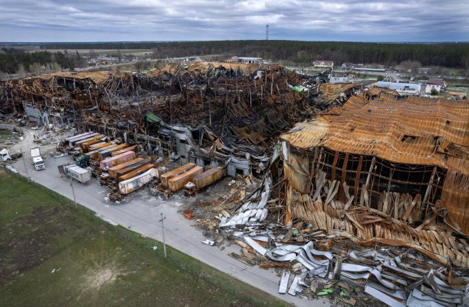 Khu logistics Komodor gần Makariv, Ukraine, hư hại vì xung đột ngày 19/4 (Ảnh: Getty Images).