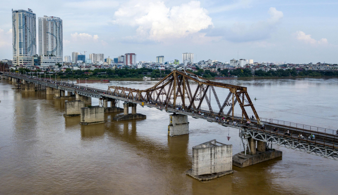   Tại trạm thủy văn Hà Nội (khu vực cầu Long Biên), mực nước sông Hồng lúc 7h ngày 22/8 là 5,36 m, đã xuống dần so với những ngày trước đó.  