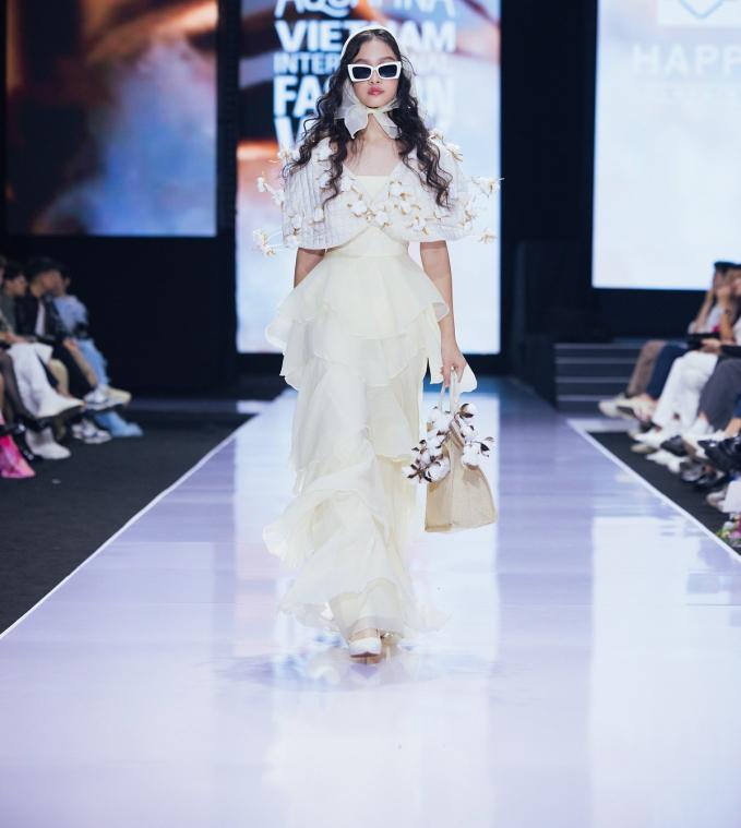 Mẫu nhí Tô Ngọc Diệp catwalk đầy thần thái tại Tuần lễ Thời trang Quốc tế Việt Nam 2023