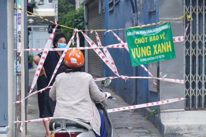 Chuyên gia lý giải vì sao TPHCM chưa nên giảm mức giãn cách dù số ca nhiễm đi ngang