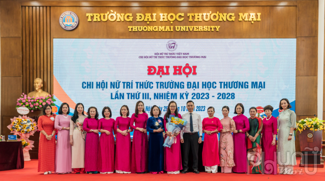  Đại hội đã trao tặng Bằng khen tới Tập thể Chi hội Nữ trí thức Trường Đại học Thương mại