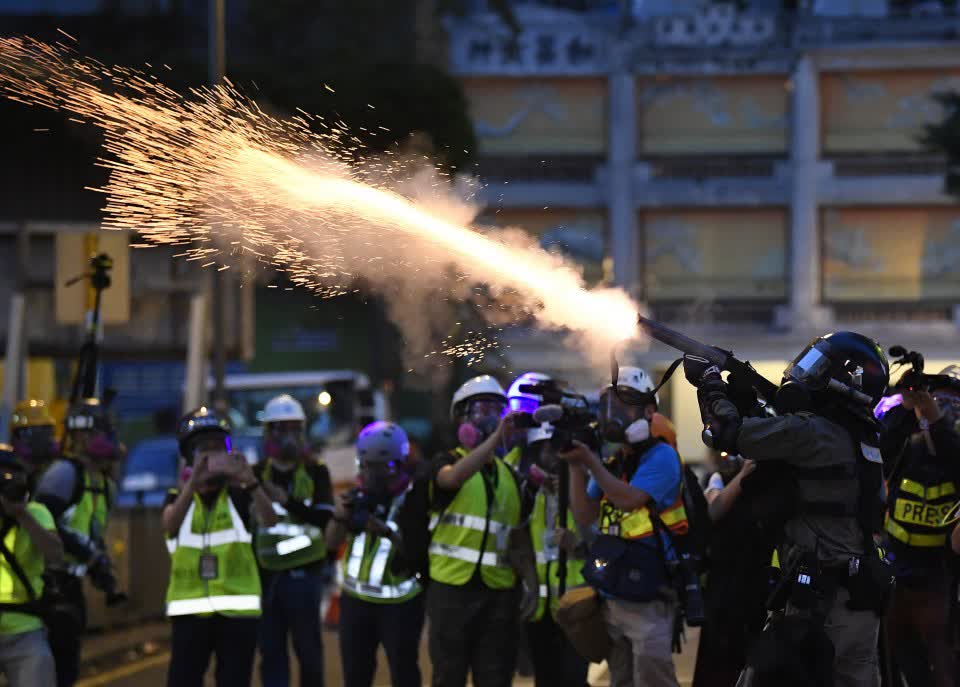 Người biểu tình ném bom xăng vào cảnh sát Hong Kong