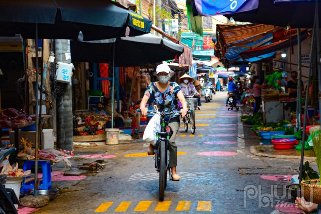 Làn di chuyển vạch màu vàng dành cho người và phương tiện đi lại.