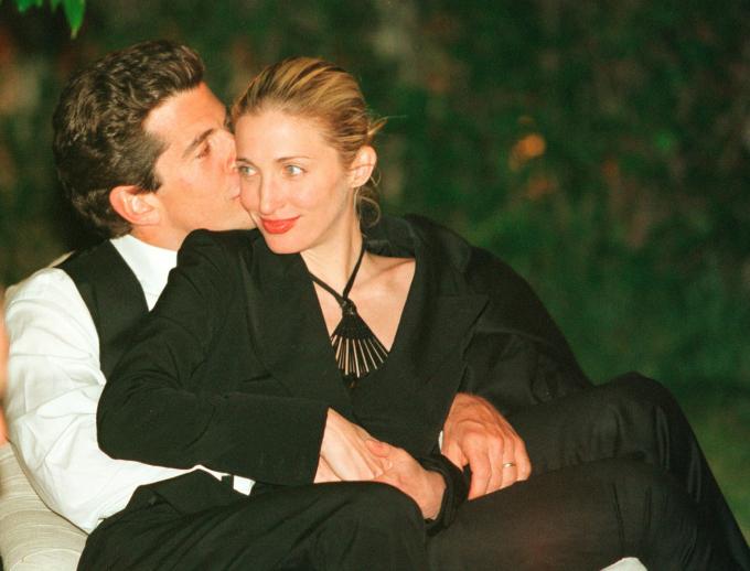 Hai vợ chồng John F. Kennedy, Jr. và Carolyn Bessette Kennedy tại bữa tối tại Nhà Trắng vào tháng 5 năm 1999.