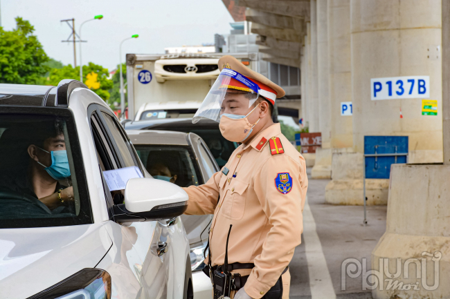 Chỉ đạo tăng cường tuyên truyền, nhắc nhở, hướng dẫn người dân tự giác chấp hành. Người dân được cấp giấy đi đường được phép đi xuyên vùng, nhưng phải đúng điểm đến.