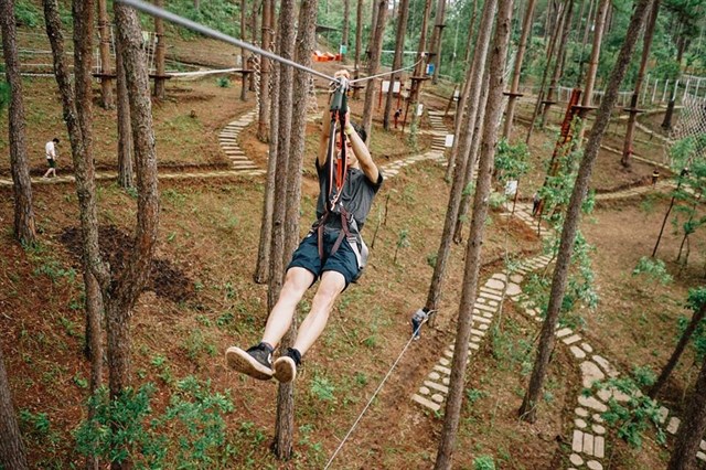 Zipline – trò chơi đu dây trên cao phù hợp với những bạn có sức khỏe tốt, có cá tính yêu thích sự trải nghiệm mơi mẻ và độc đáo. Nguồn: khachsandalat.pro