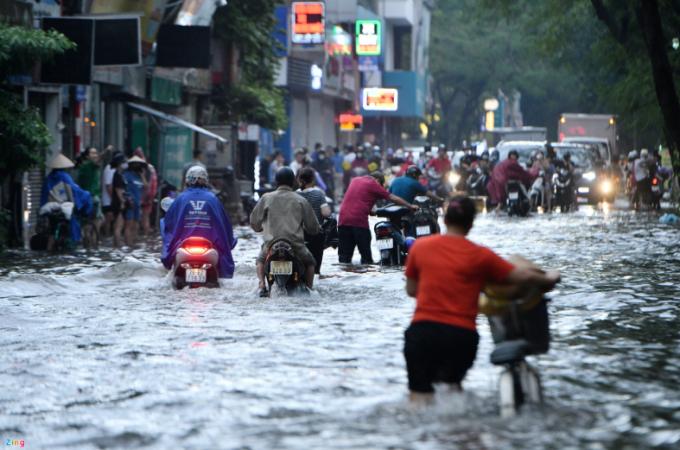 Người dân Thủ đô loay hoay giữa 