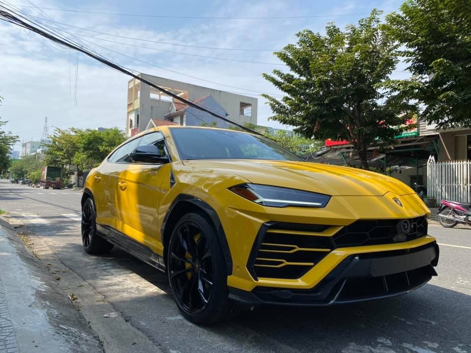 Ngắm siêu SUV Lamborghini Urus đầu tiên về Đà Nẵng với màu sơn vàng Giallo Auge sang trọng