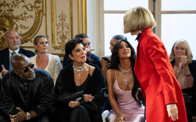 Anna Wintour bỏ về sớm sau khi show diễn của Victoria phải lùi lịch vì Kim Kardashian.