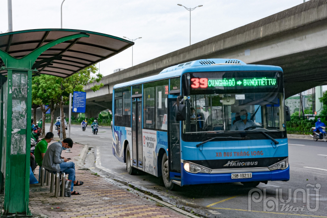 Các điểm xe buýt vắng khách, thưa người vì hoạt động này đa số phục vụ học sinh, sinh viên. Tuy nhiên các trường học chưa mở cửa nên lượng khách rất ít trong ngày đầu hoạt động chỉ lác đác vài người đi,  