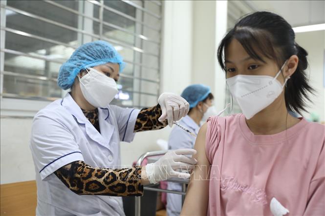 Tiêm vaccine phòng COVID-19 mũi nhắc lại để đảm bảo miễn dịch phòng bệnh cho người dân. Ảnh: TTXVN