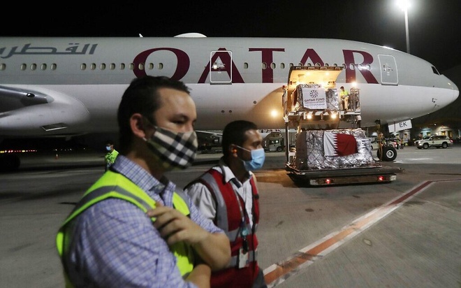 Nhóm hành khách nữ bị lột đồ khám xét tại sân bay Qatar. Ảnh: AFP.