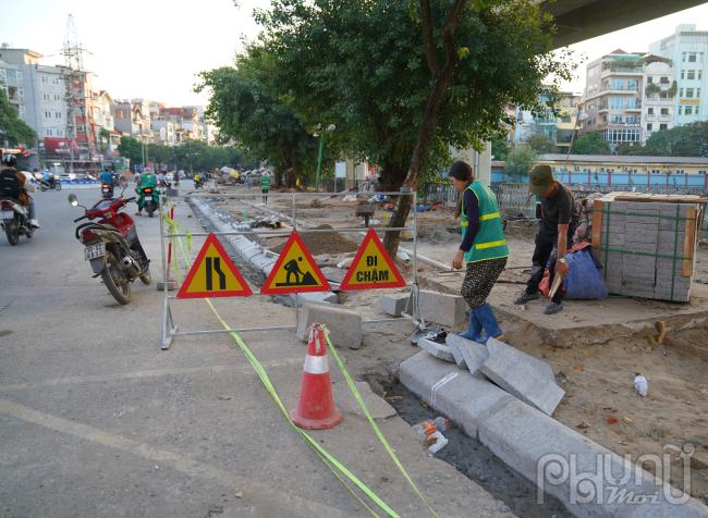 “Đối với các tuyến đường trên địa bàn 12 quận trung tâm thành phố sẽ hoàn thành toàn bộ việc duy tu mặt đường trước ngày 20/12 tới đây. Còn các tuyến đường trên địa bàn các huyện ngoại thành, Ban đã chỉ đạo các nhà thầu đẩy nhanh, hoàn thành trước Tết Dương lịch 2024”, đại diện Ban Duy tu công trình giao thông cho hay.