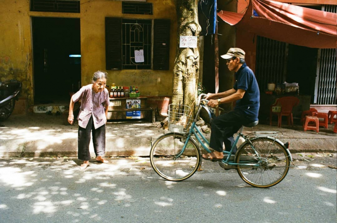 Sau những ngày ô nhiễm, Hà Nội bừng sáng trong nắng cuối thu