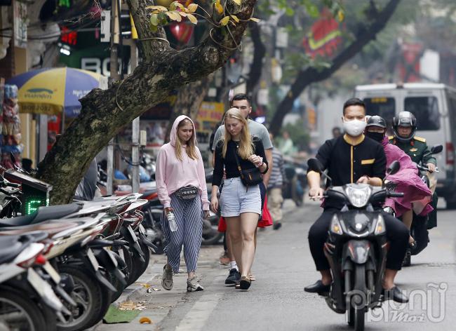 Đa phần người Việt chấp hành việc đeo khẩu trang khi ra đường, nhưng nhiều du khách nước ngoài vẫn 