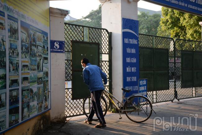 Tuy nhiên vẫn có học sinh đi học muộn vì hơn nửa năm nay các em chưa phải dậy sớm đi học. 