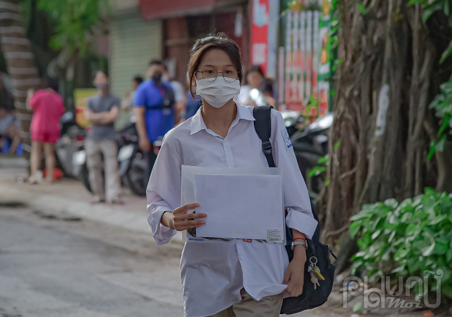 Một số em tự di chuyển đến địa điểm thi.