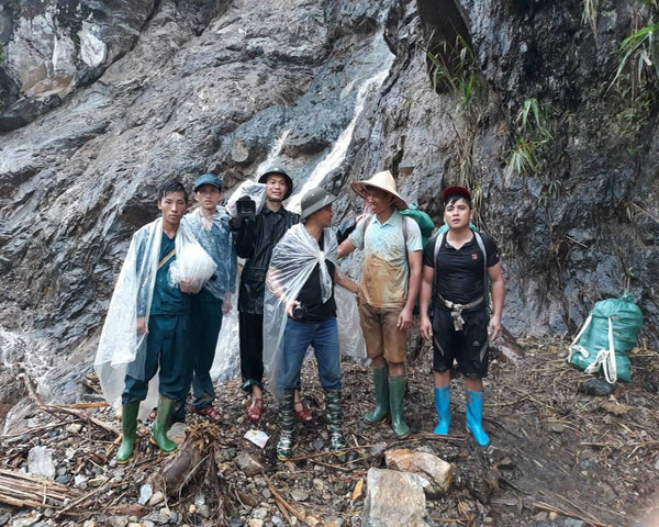   Mưa gió sạt lở, các giáo viên Trường PTDTBT tiểu học An Lương còn phải gùi từng bao lương thực nặng cho học sinh ăn ở bán trú.  