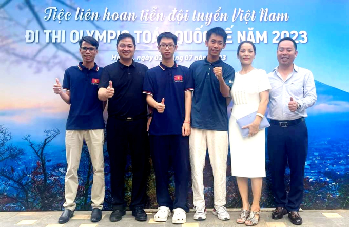 Thuận Hưng (ở giữa bên phải) và An Thịnh (ở giữa bên trái)