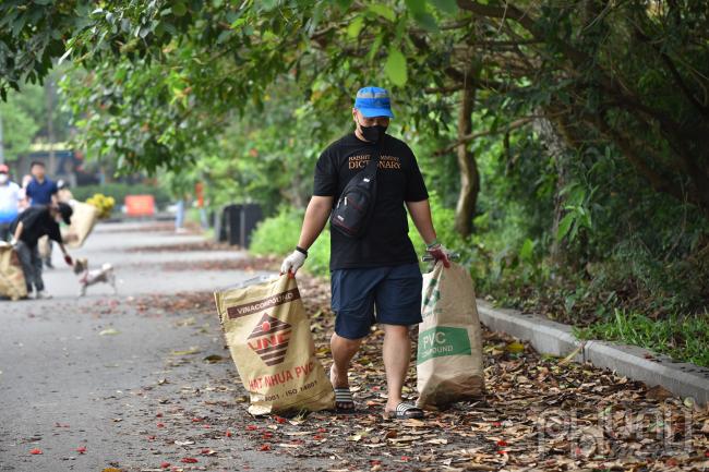 Xanh Việt Nam - Đầu cầu Hà Nội nhặt rác hưởng ứng Ngày Trái Đất (Earth Day) 