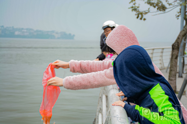 Việc thả cá phóng sinh làm cho trẻ em háo hức khi được chính tay làm điều đó.