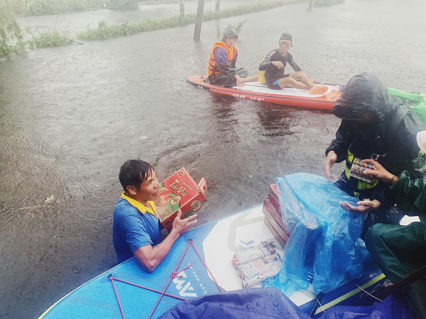 Những hành động ấm tình người giữa cơn bão lũ