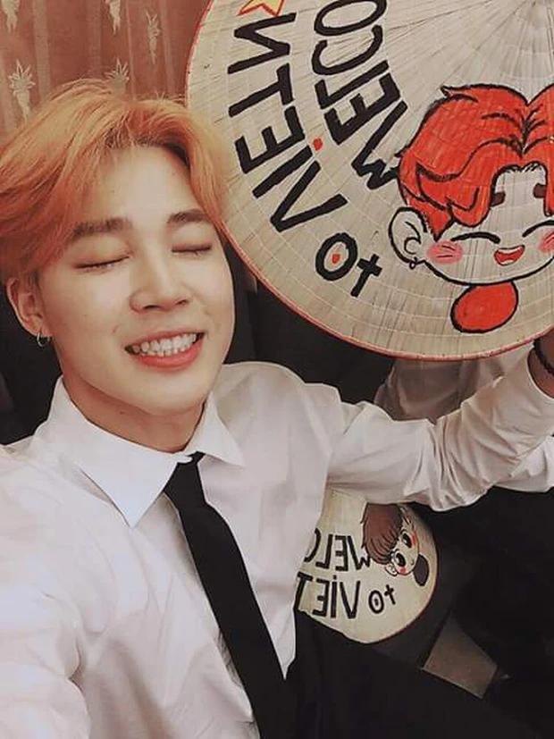 Jimin (BTS) từng khoe nón lá Việt Nam trong một sự kiện tại TP.HCM vào năm 2016 