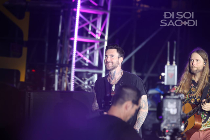 Nụ cười của Adam Levine làm bừng sáng cả khung hình