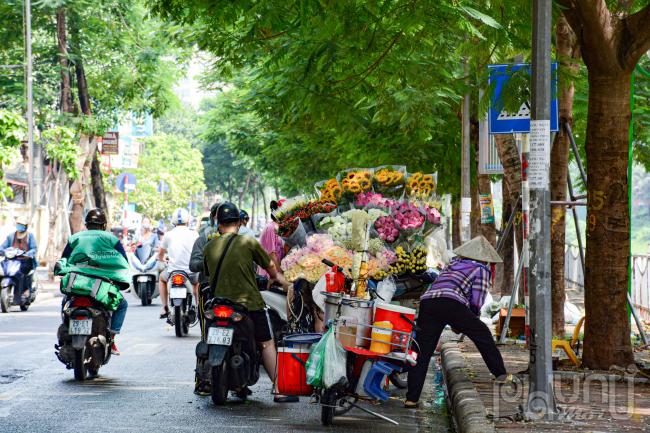 Do chỉ thị ban hành đêm muộn nên cô bán hoa này vẫn chưa hề hay biết, sáng ra cô đi bán hoa rất sớm chuẩn bị cho người dân cúng Rằm.